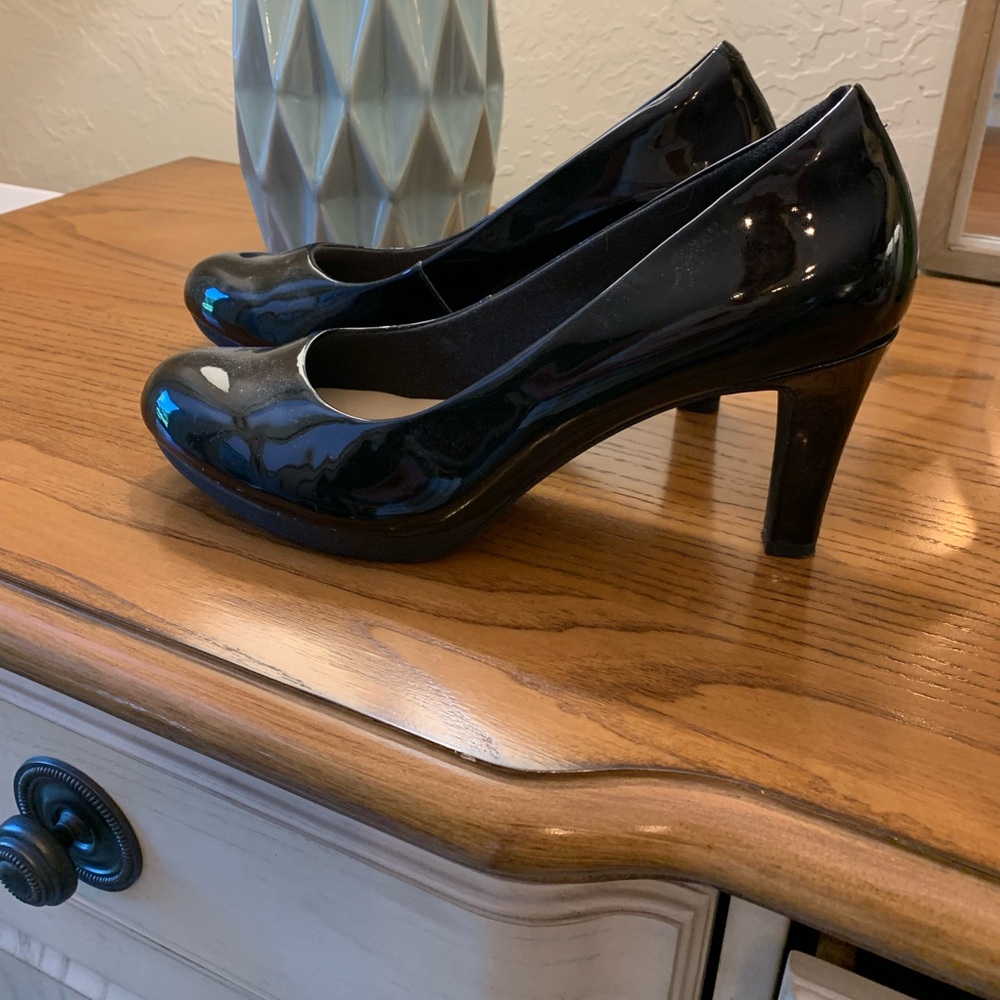 Clarks Adriel Viola.